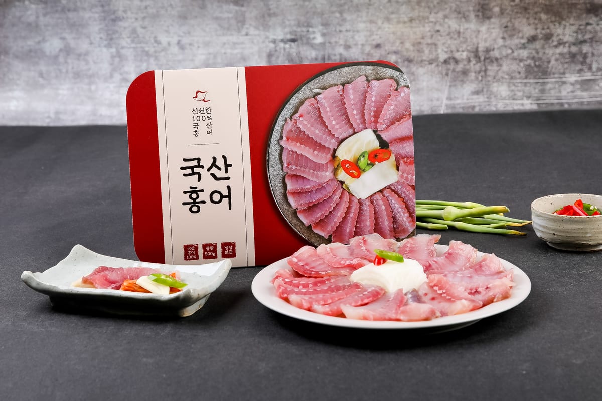 국내산 참홍어와 수입산 홍어를 나란히 비교한 모습