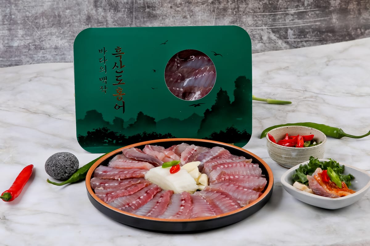 전통 옹기에 삭힌 홍어와 옛 전라도 시장 풍경